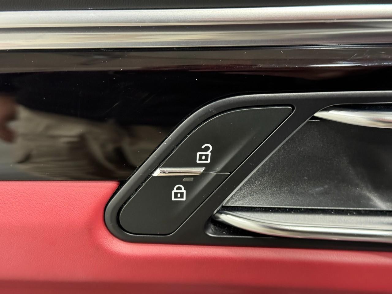 Porsche Macan Vehicle Full-screen Gallery Image 25