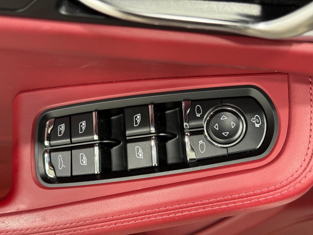 Porsche Macan Vehicle Full-screen Gallery Image 26