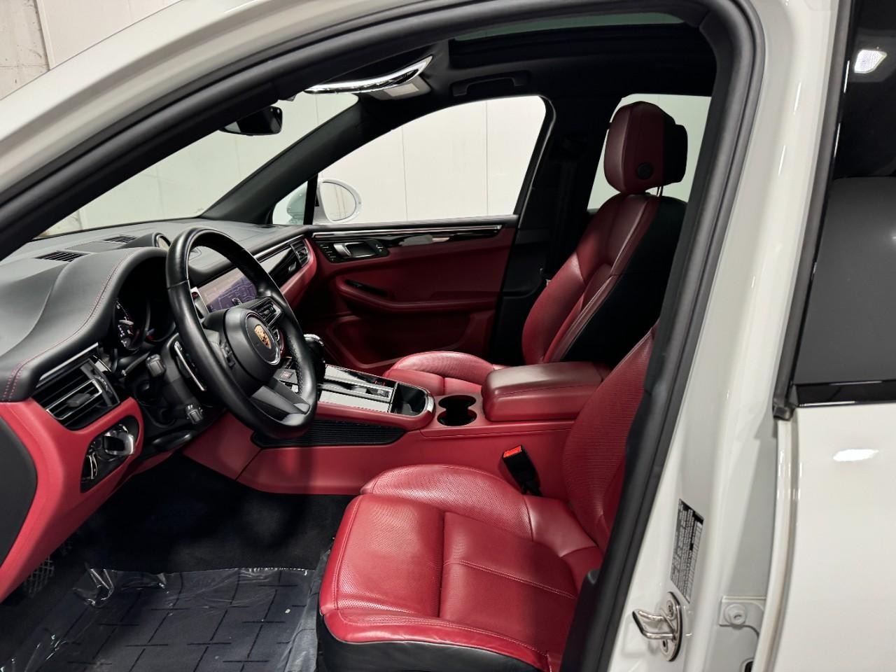 Porsche Macan Vehicle Full-screen Gallery Image 27