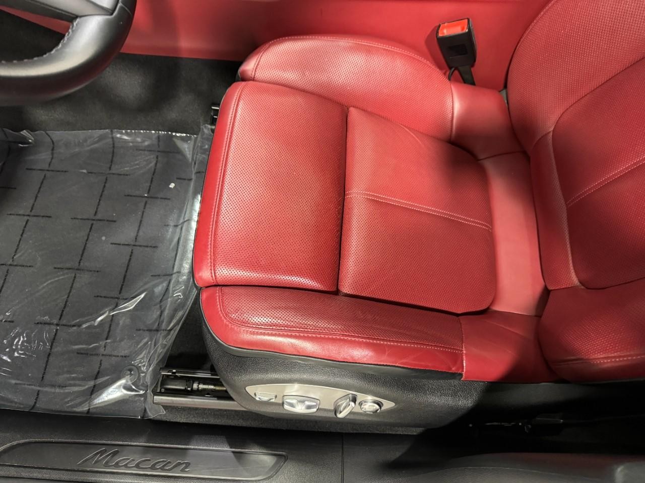 Porsche Macan Vehicle Full-screen Gallery Image 28