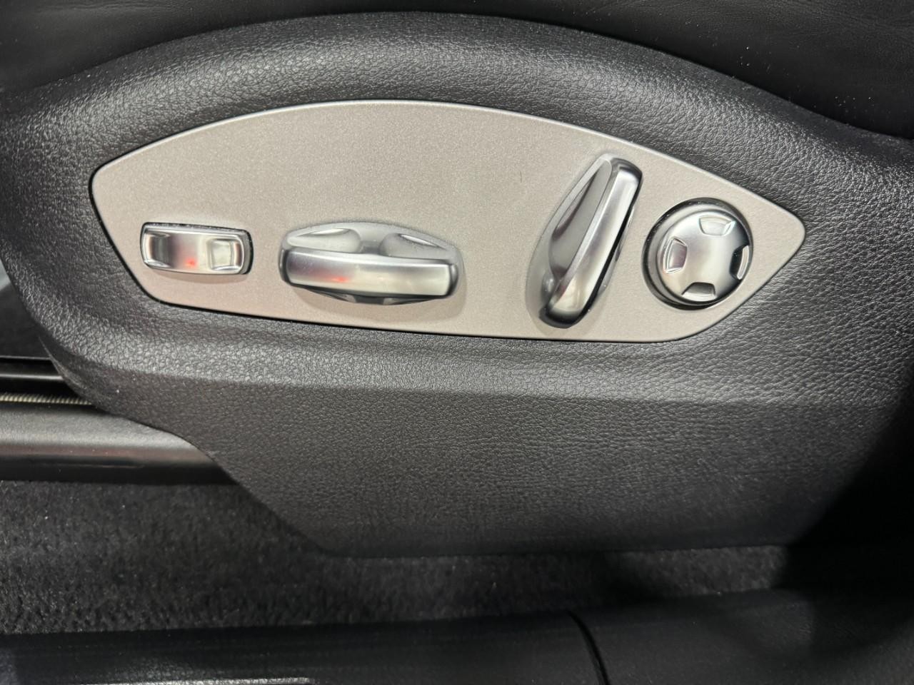 Porsche Macan Vehicle Full-screen Gallery Image 29