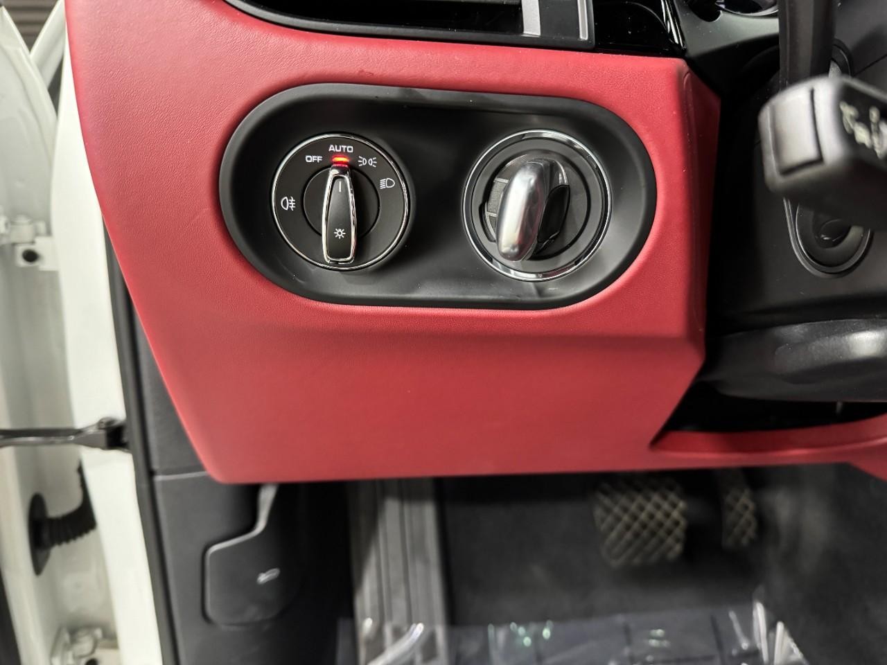 Porsche Macan Vehicle Full-screen Gallery Image 30