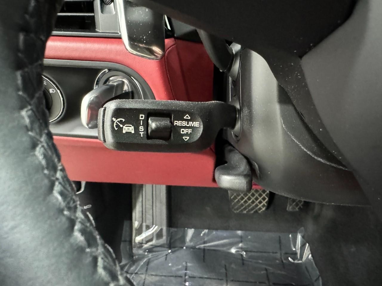 Porsche Macan Vehicle Full-screen Gallery Image 31