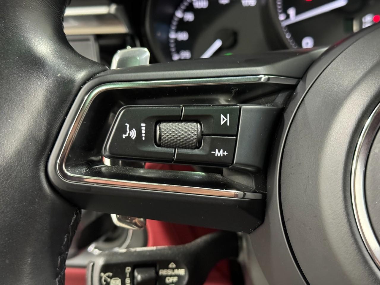 Porsche Macan Vehicle Full-screen Gallery Image 32