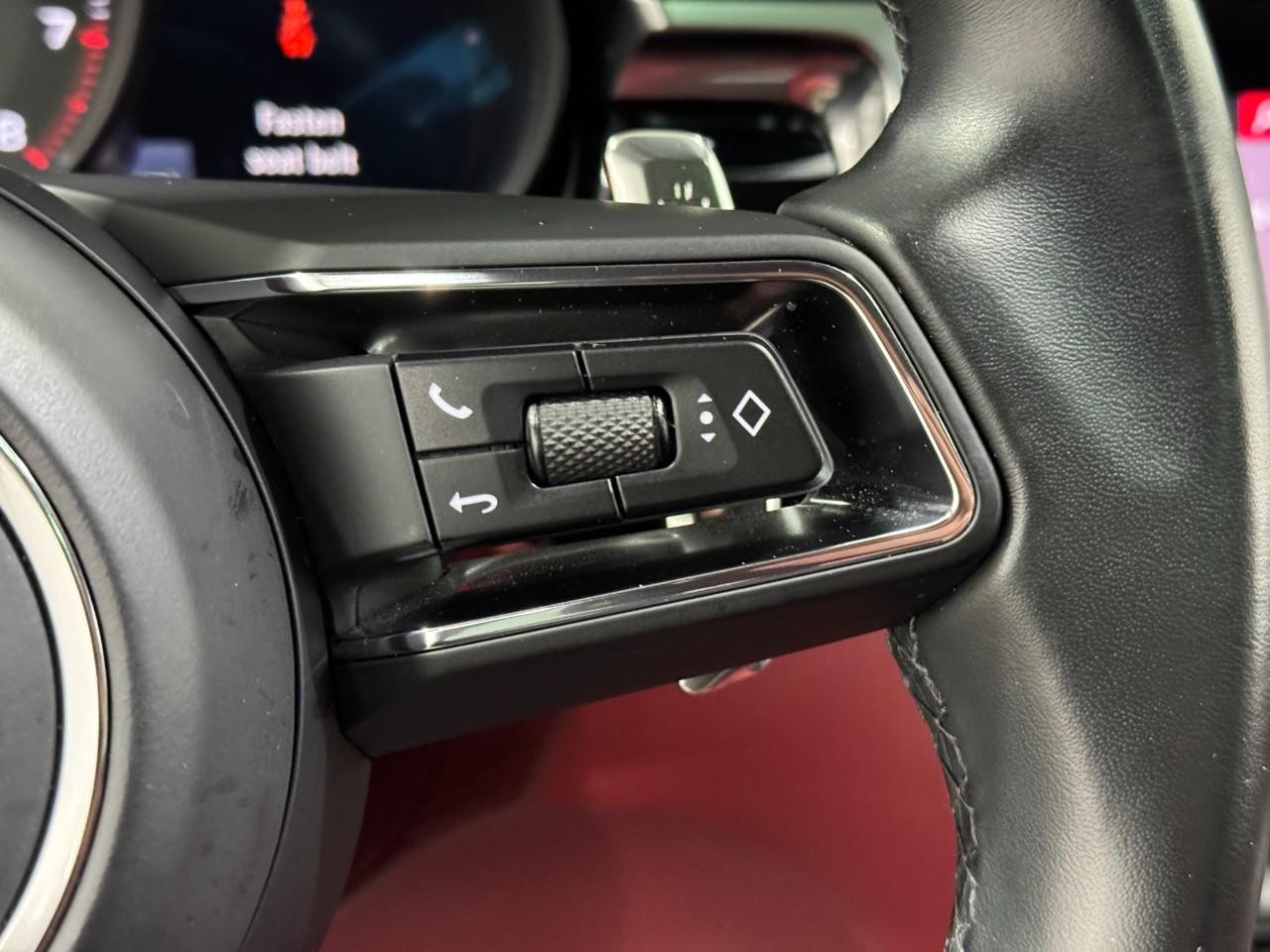 Porsche Macan Vehicle Full-screen Gallery Image 33