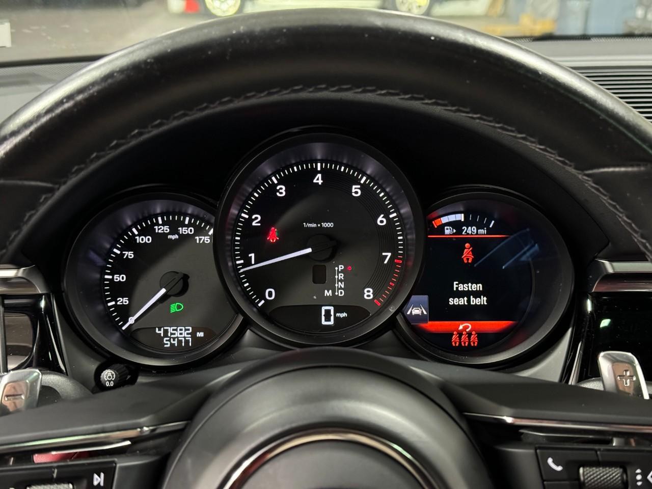 Porsche Macan Vehicle Full-screen Gallery Image 34