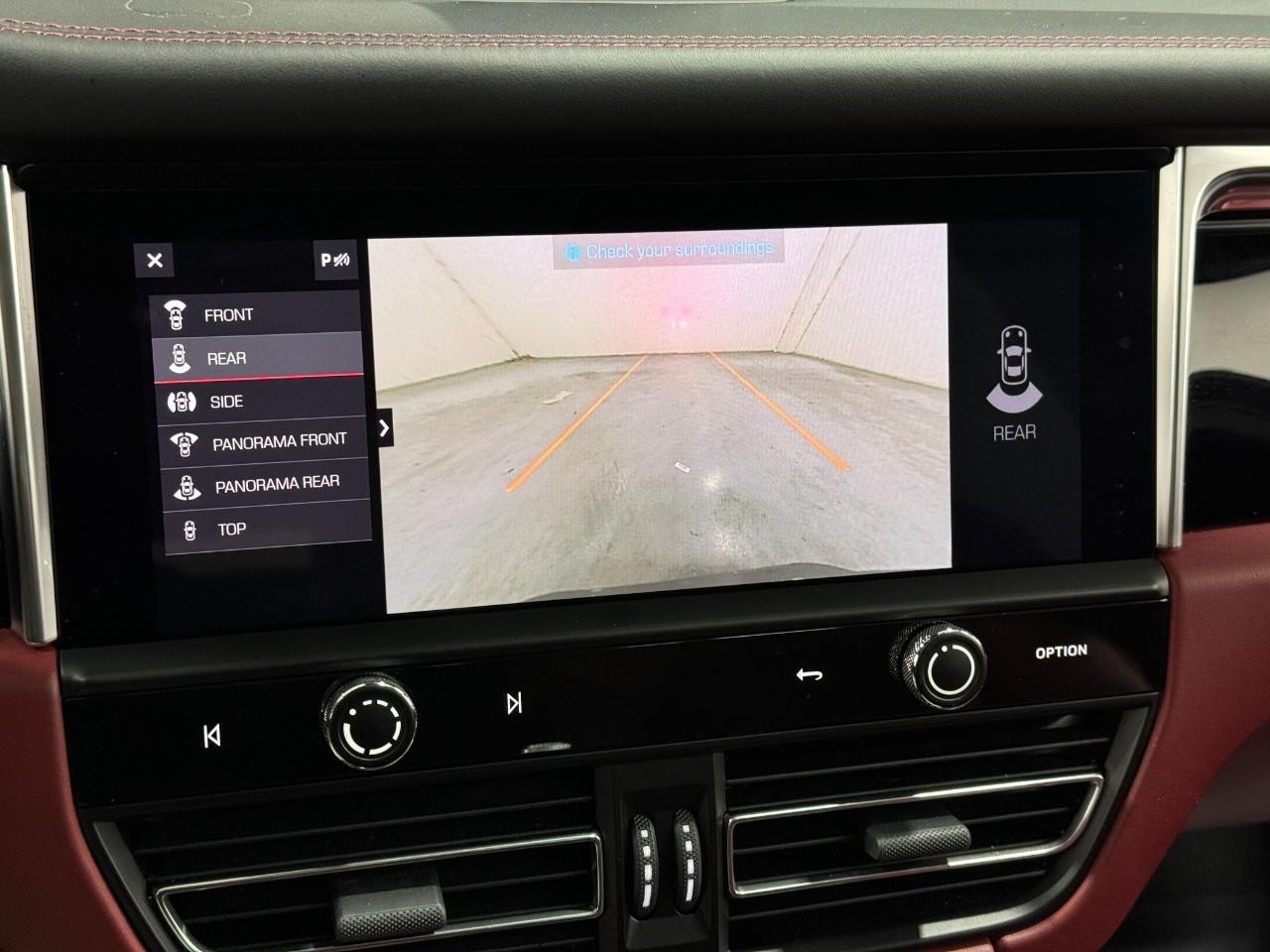 Porsche Macan Vehicle Full-screen Gallery Image 35