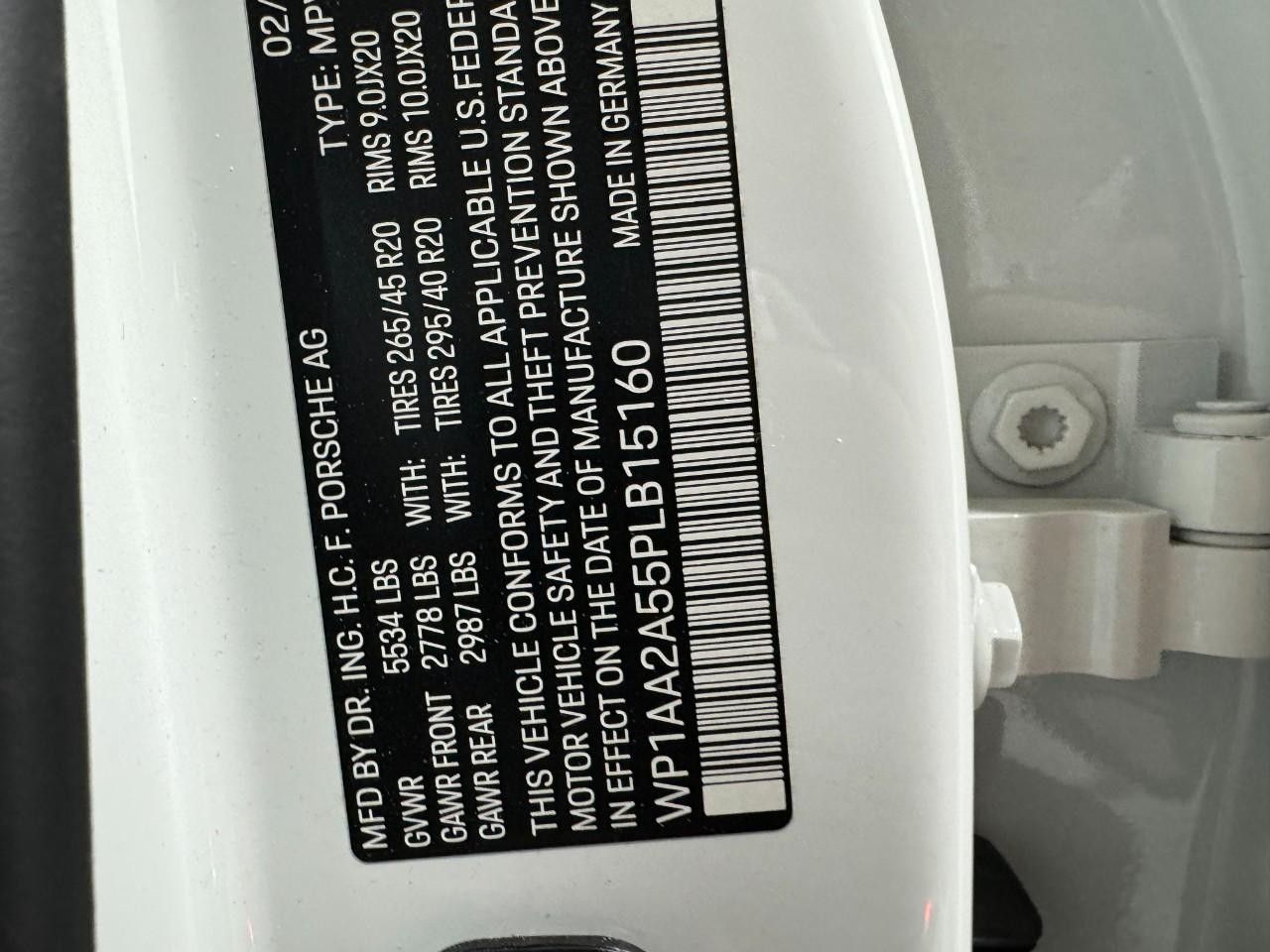 Porsche Macan Vehicle Full-screen Gallery Image 36