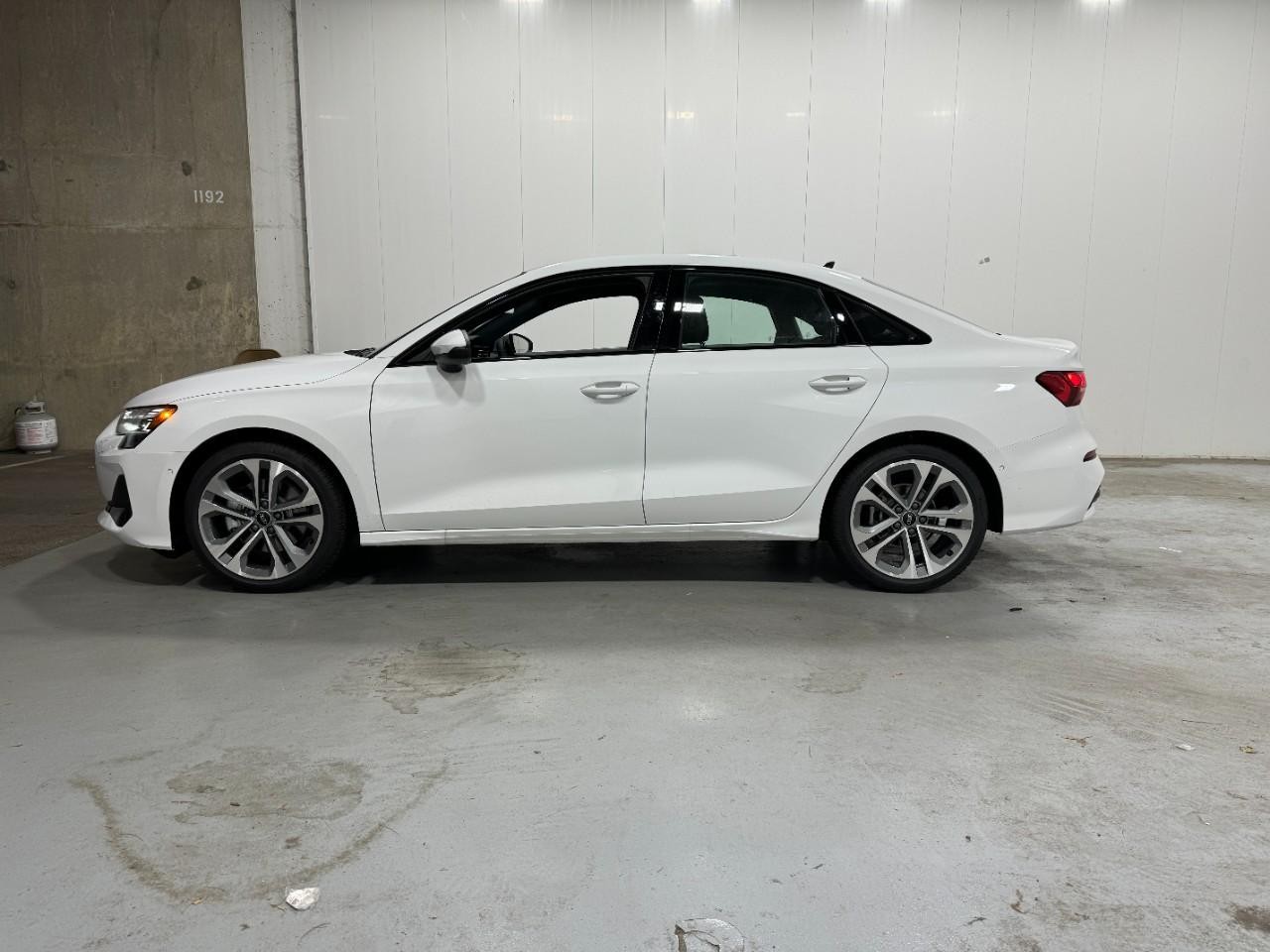 Audi A3 Vehicle Full-screen Gallery Image 2