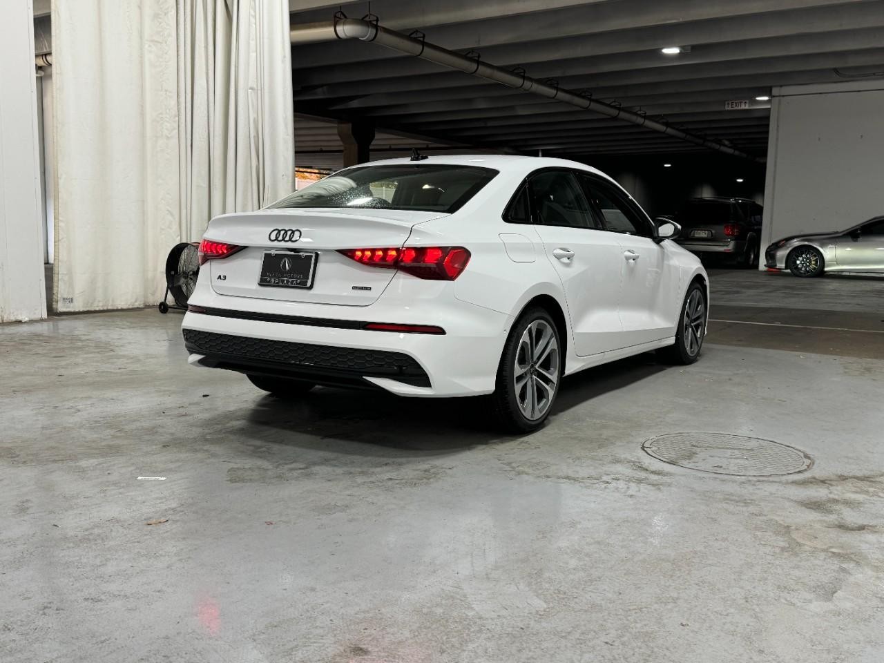 Audi A3 Vehicle Full-screen Gallery Image 4