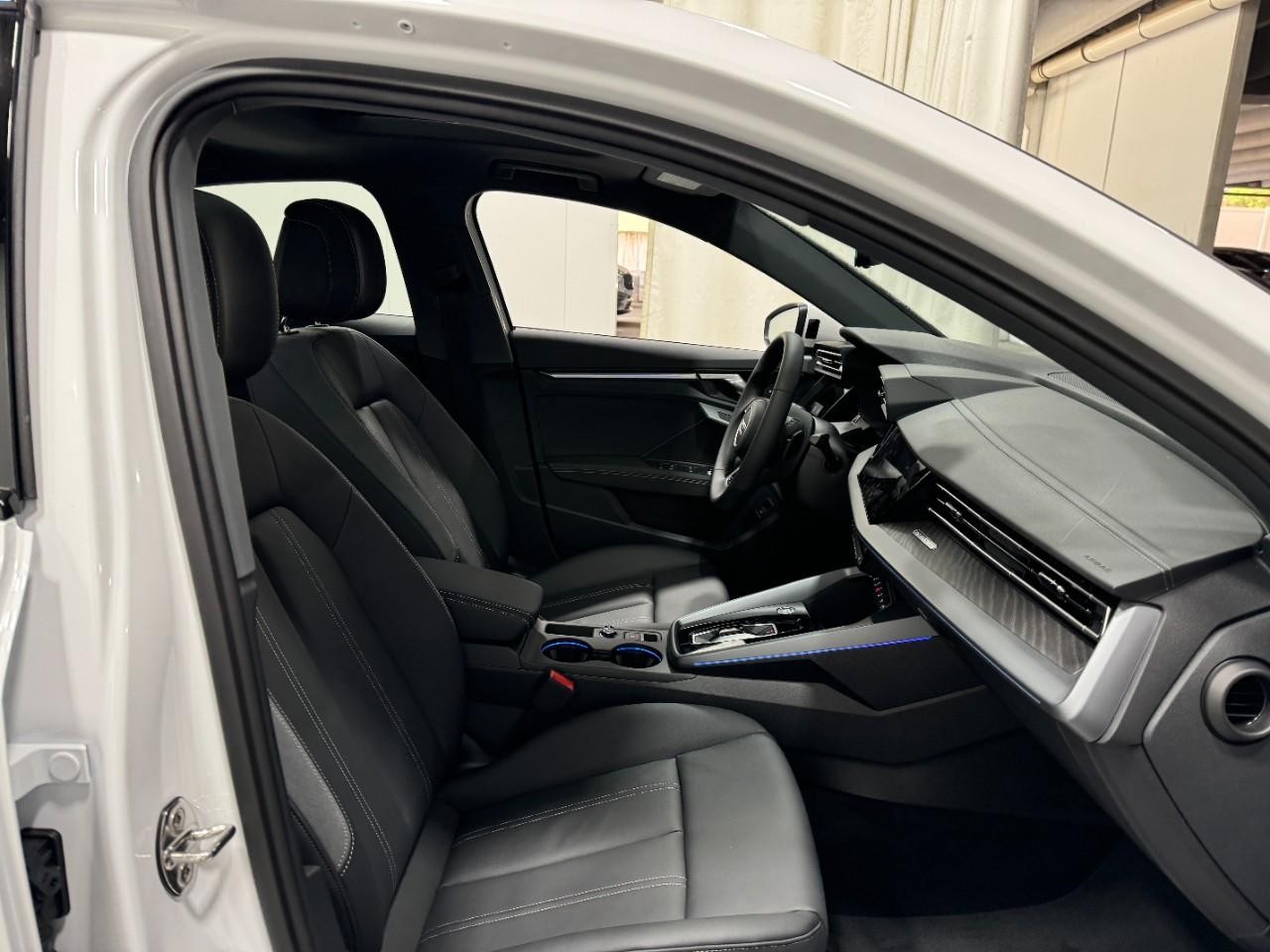 Audi A3 Vehicle Full-screen Gallery Image 18