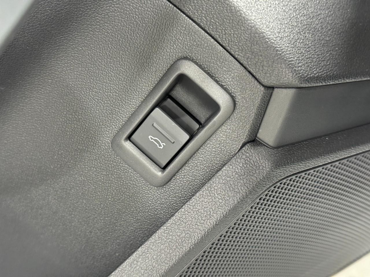 Audi A3 Vehicle Full-screen Gallery Image 25