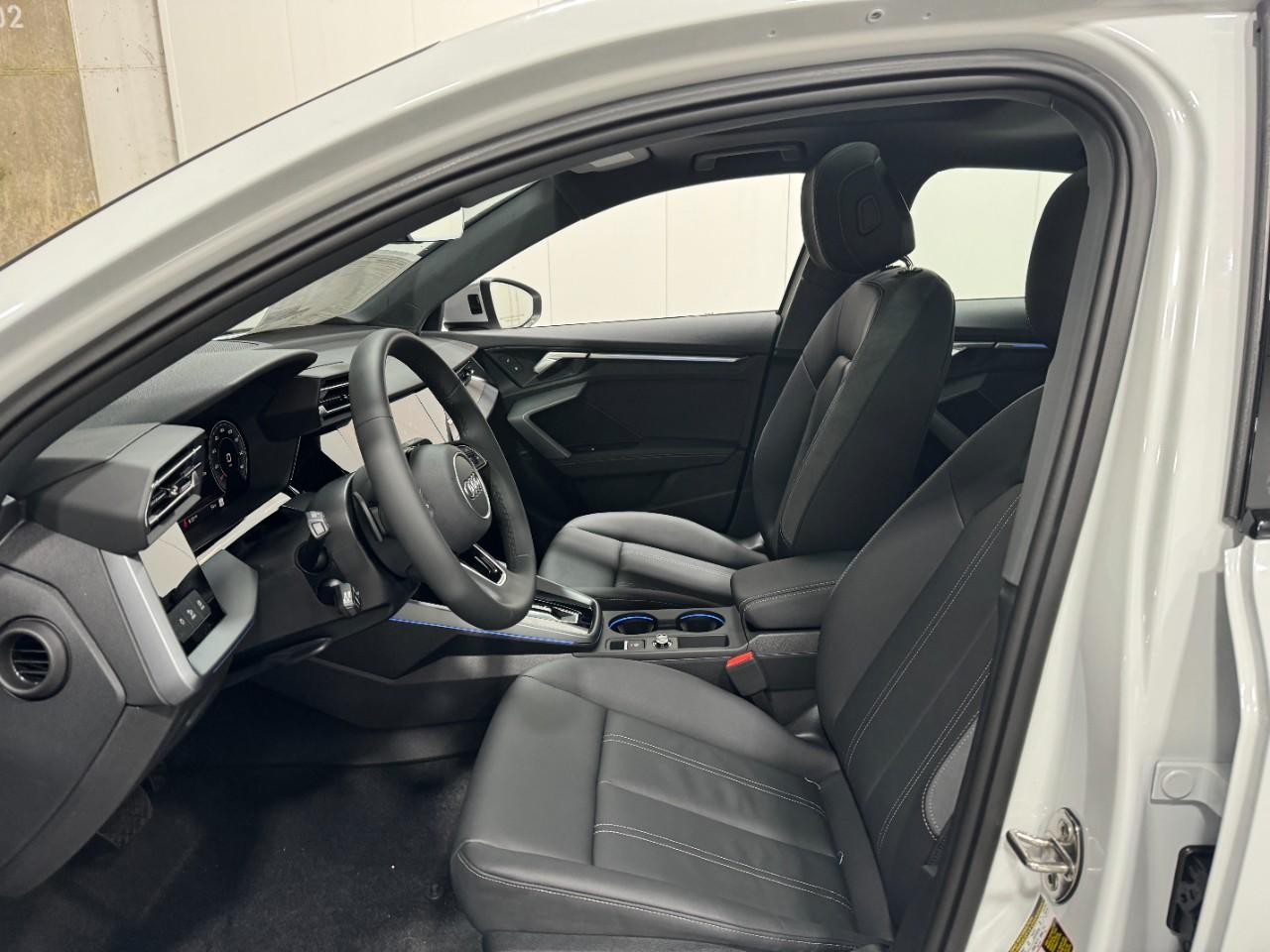 Audi A3 Vehicle Full-screen Gallery Image 26