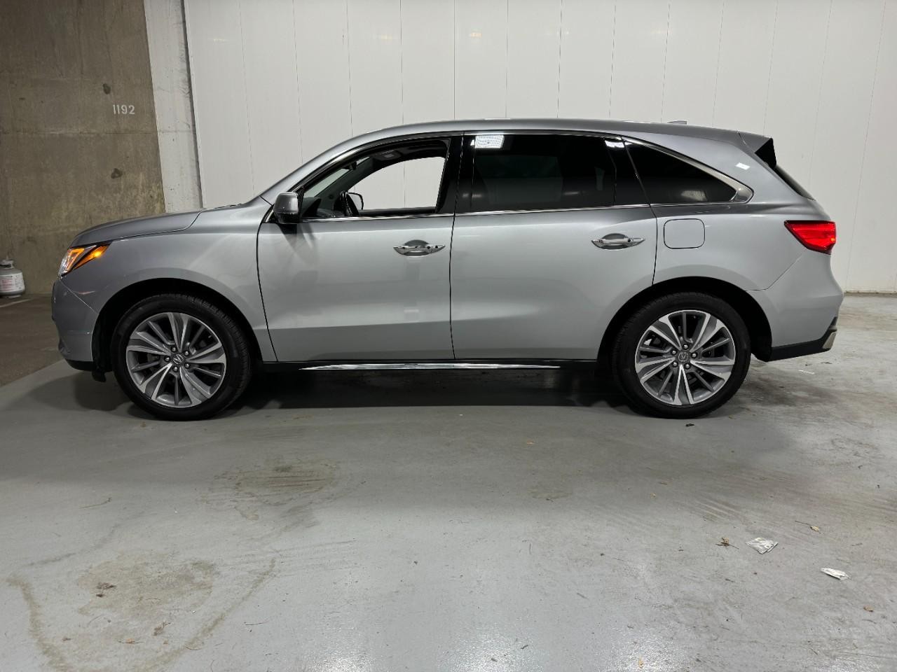 Acura MDX Vehicle Full-screen Gallery Image 02