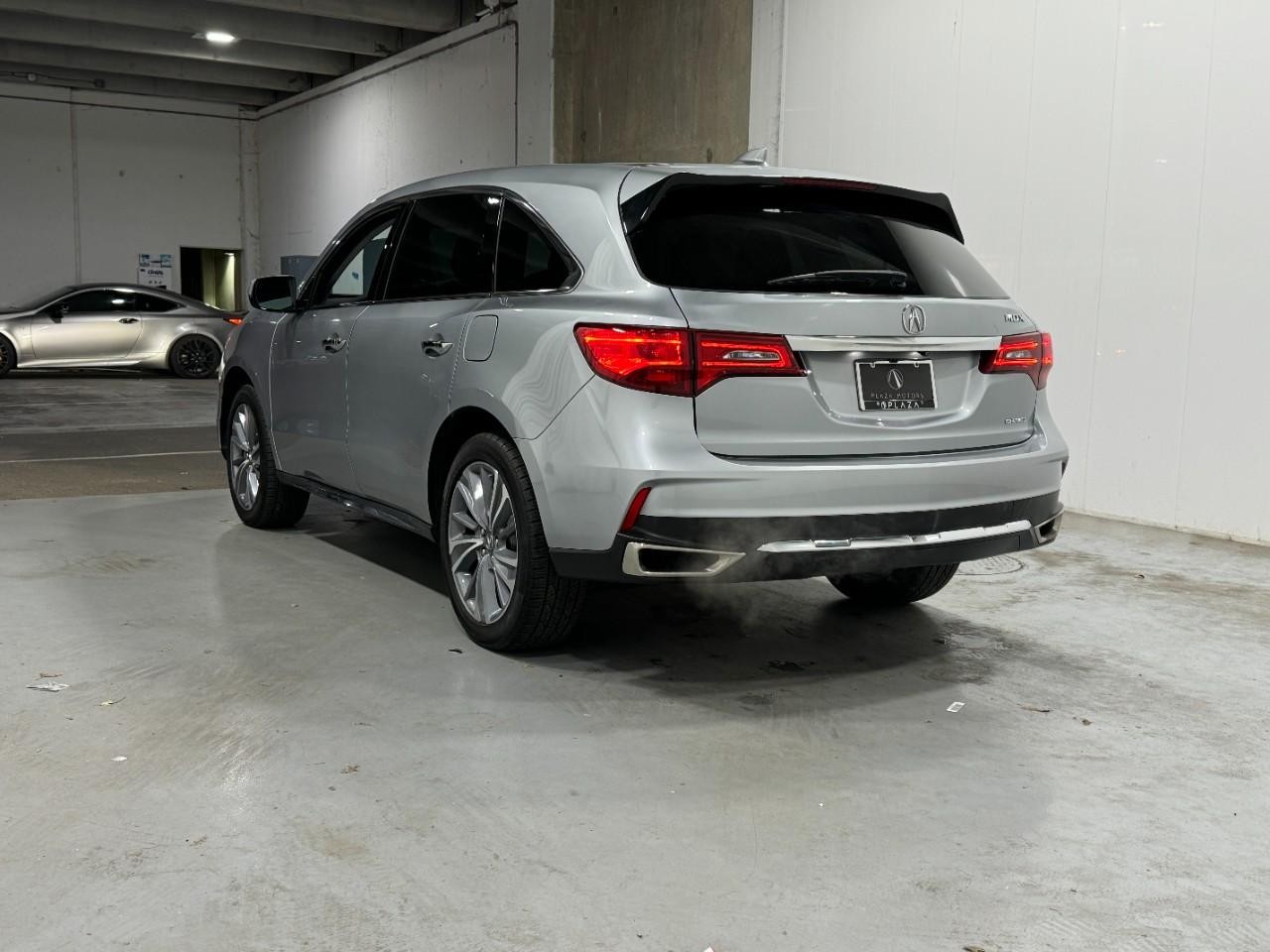 Acura MDX Vehicle Full-screen Gallery Image 03