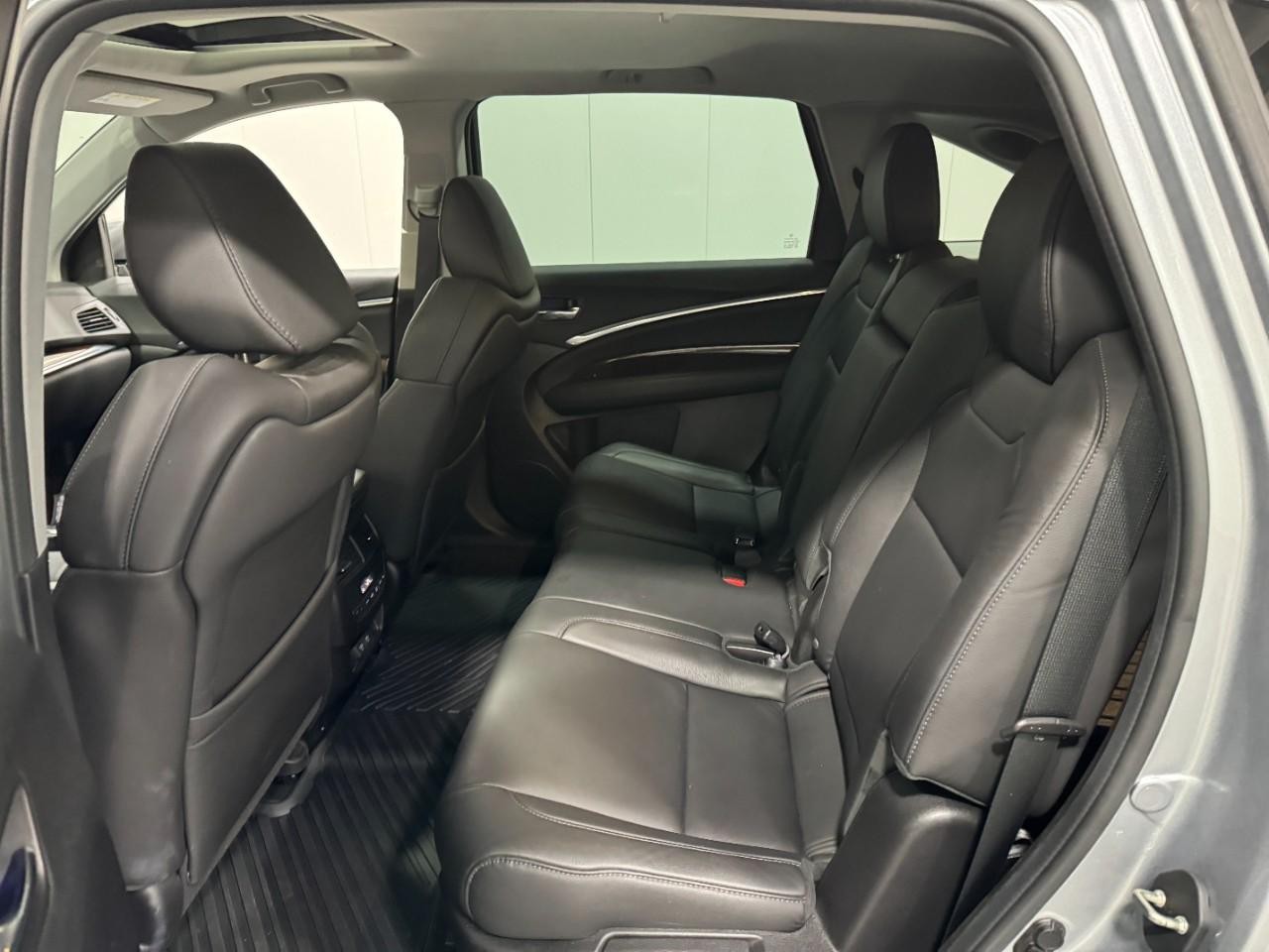 Acura MDX Vehicle Full-screen Gallery Image 08