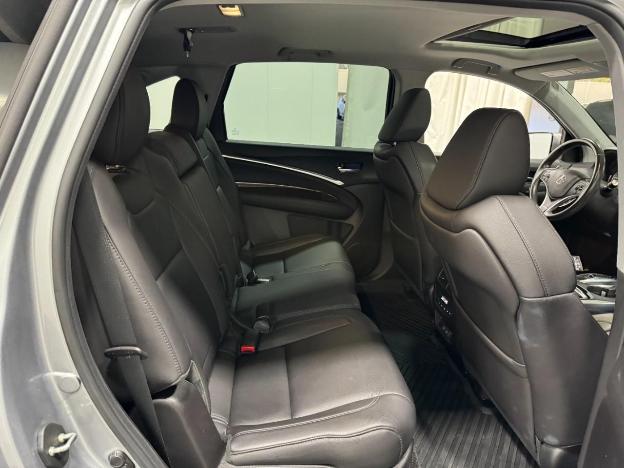 Acura MDX Vehicle Full-screen Gallery Image 10