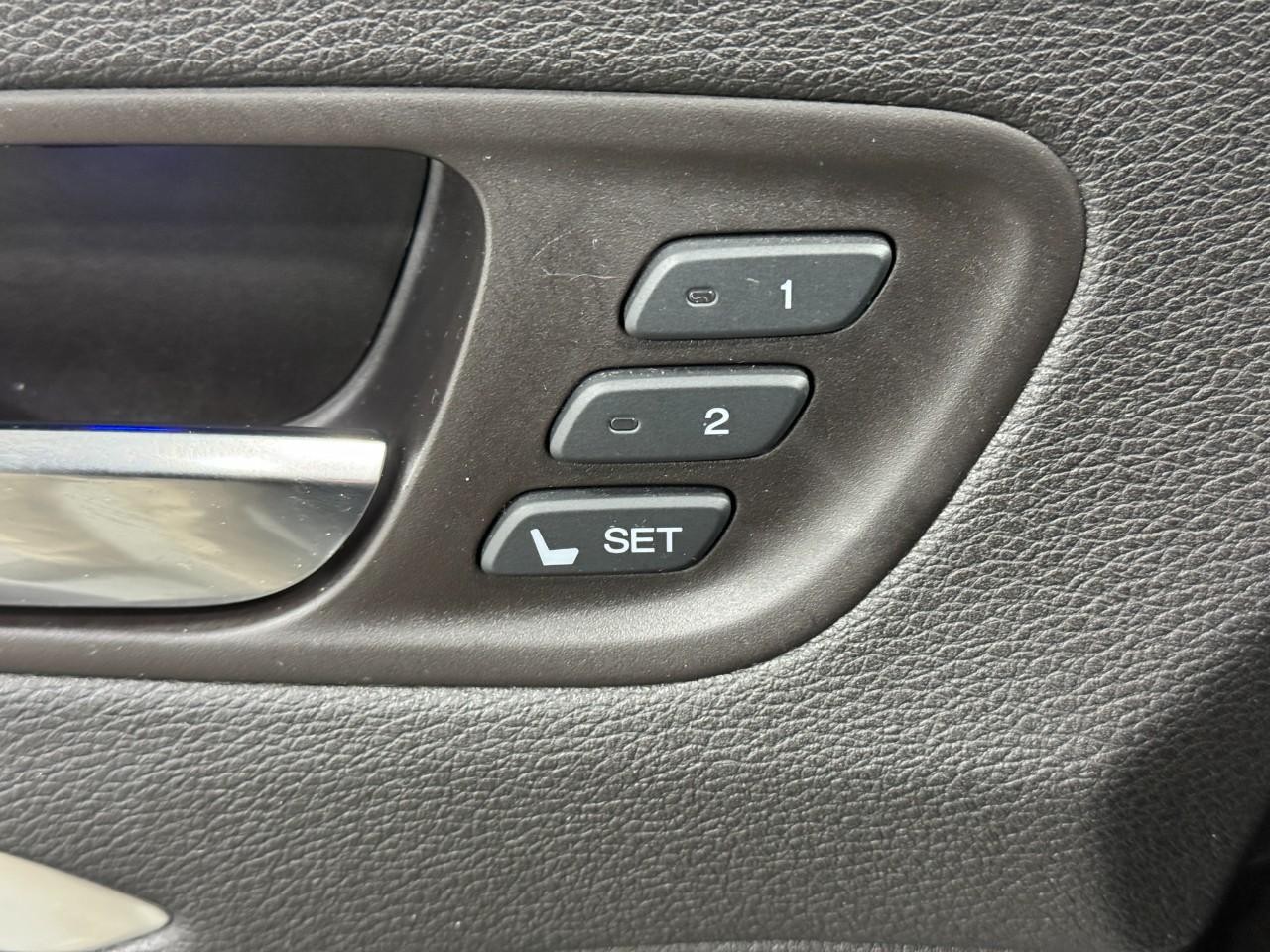 Acura MDX Vehicle Full-screen Gallery Image 23