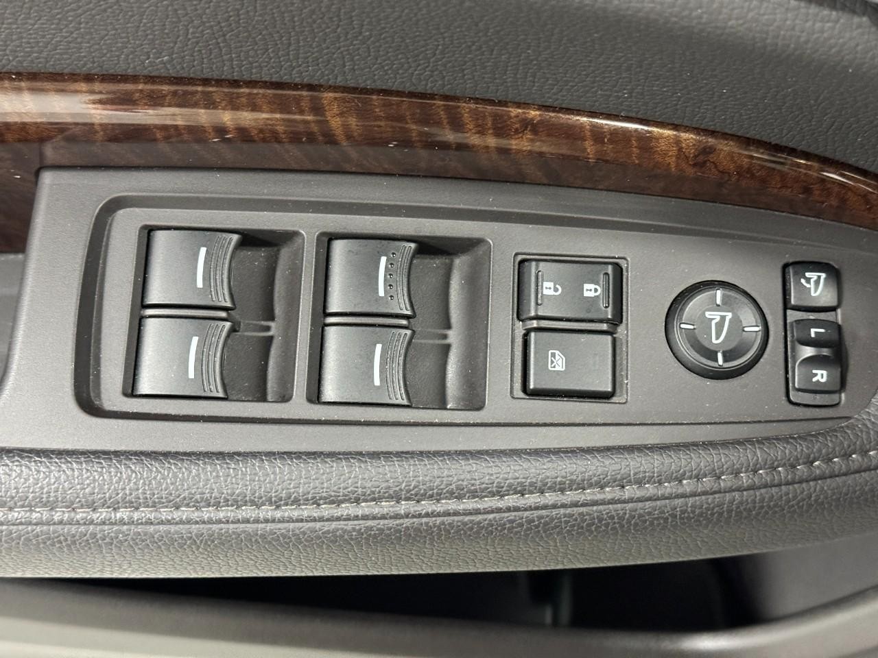 Acura MDX Vehicle Full-screen Gallery Image 24