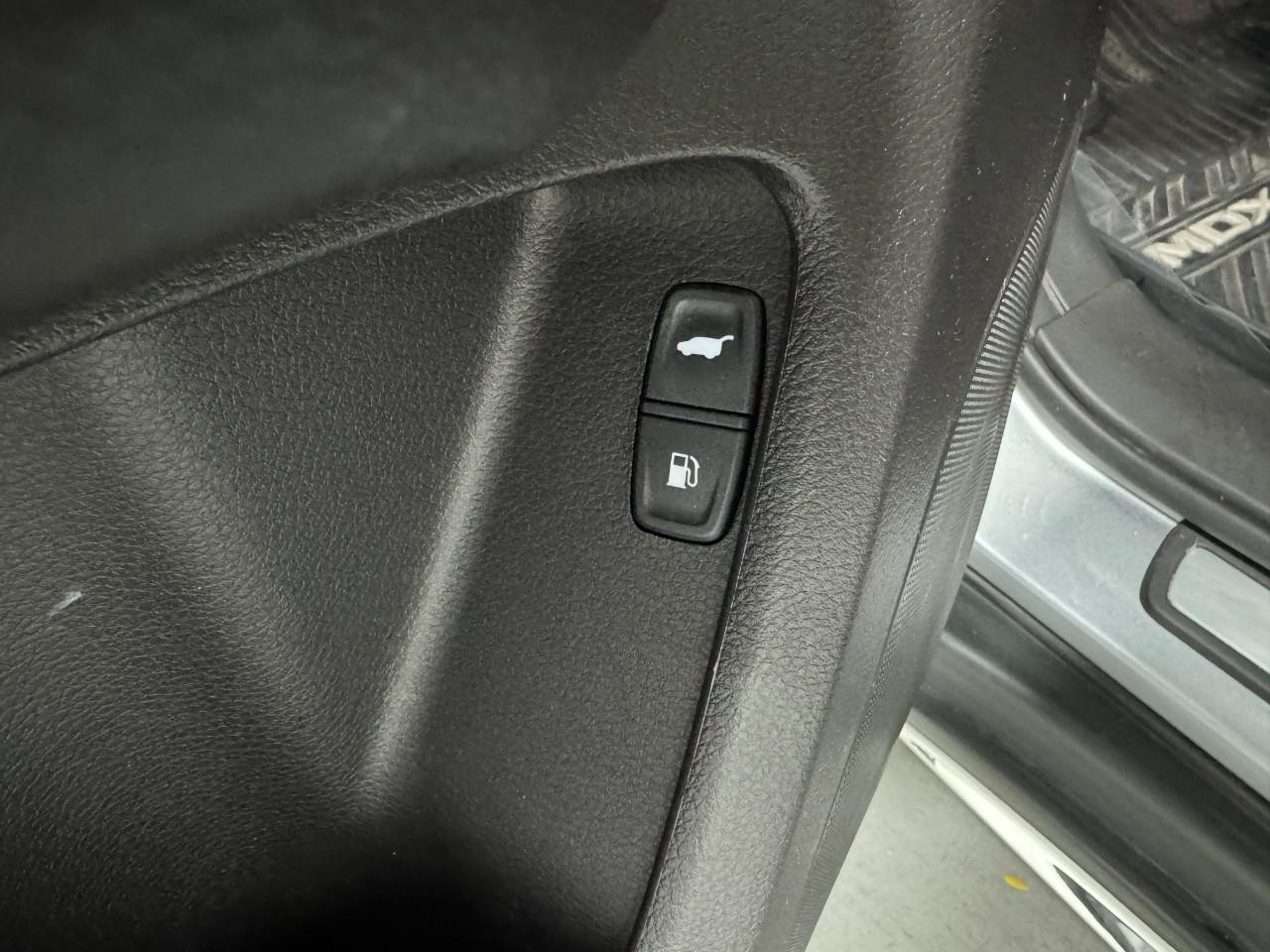 Acura MDX Vehicle Full-screen Gallery Image 25