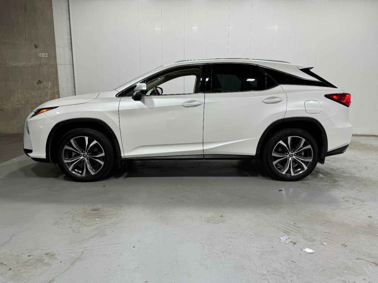 Lexus RX Vehicle Full-screen Gallery Image 2