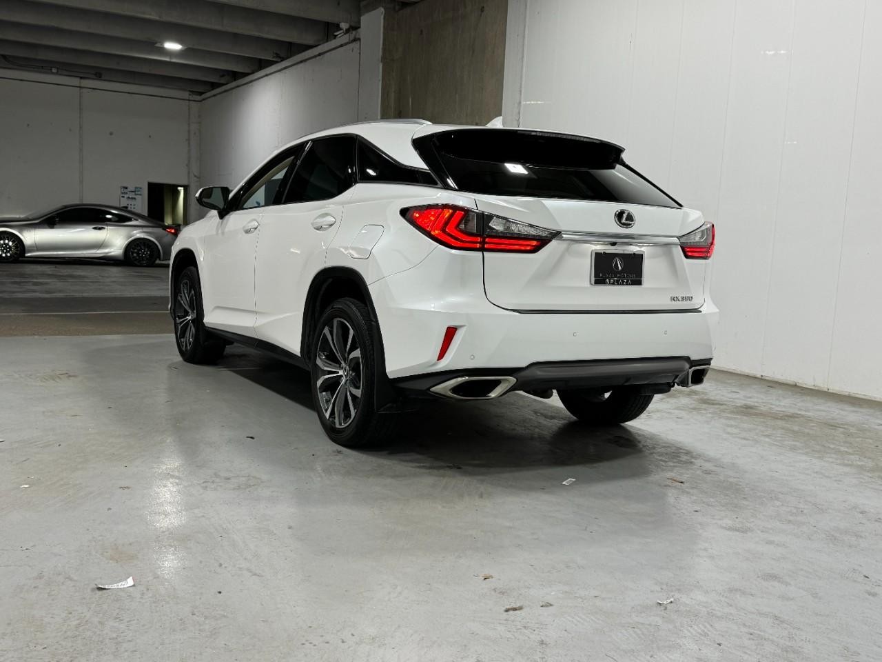 Lexus RX Vehicle Full-screen Gallery Image 3