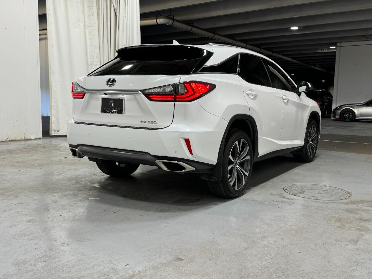 Lexus RX Vehicle Full-screen Gallery Image 4