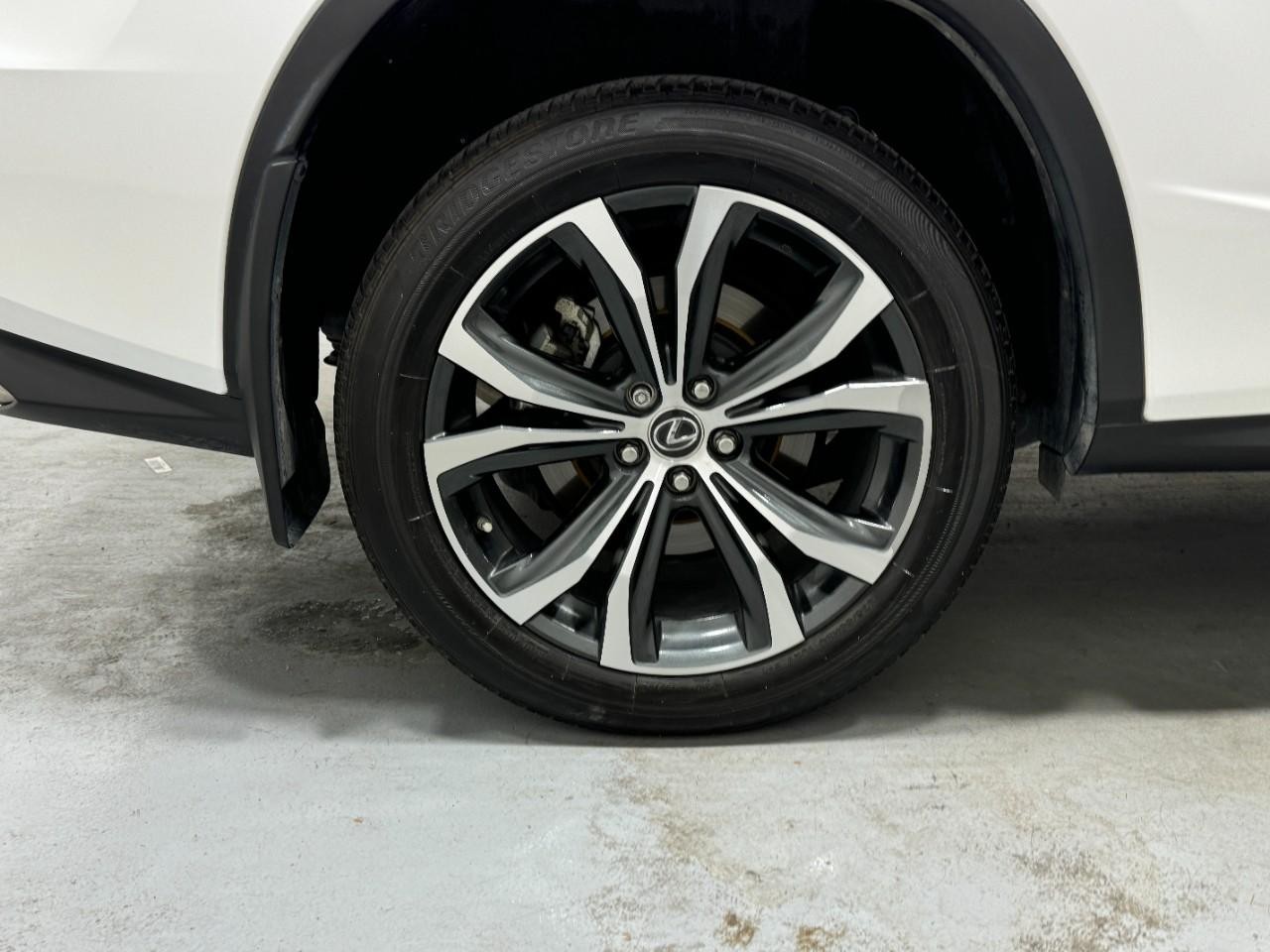 Lexus RX Vehicle Full-screen Gallery Image 5