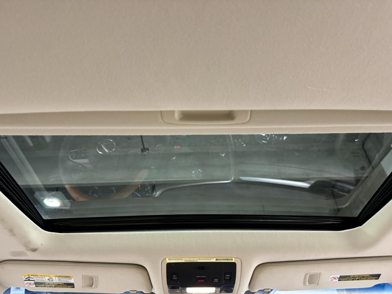 Lexus RX Vehicle Full-screen Gallery Image 11