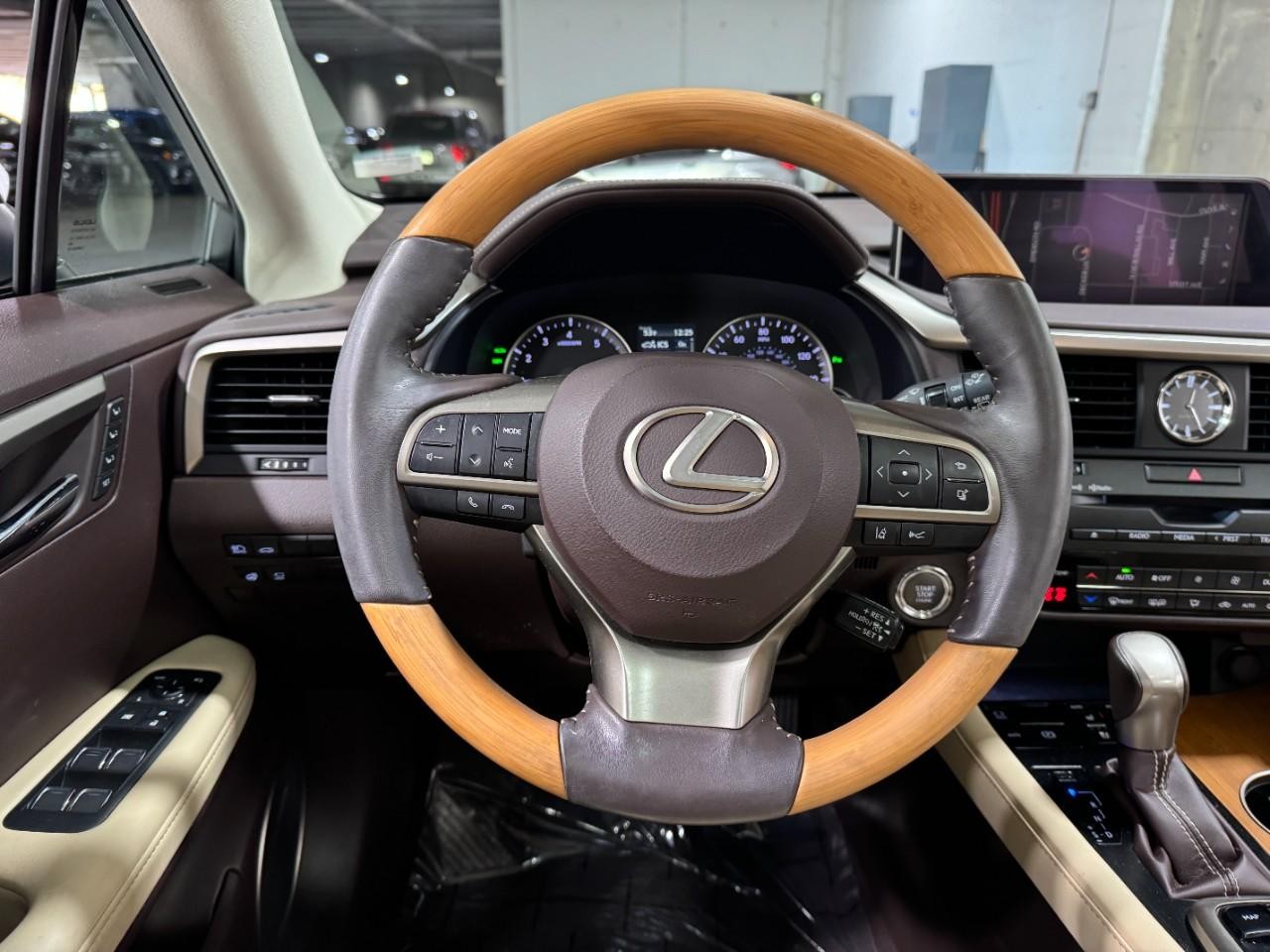 Lexus RX Vehicle Full-screen Gallery Image 13