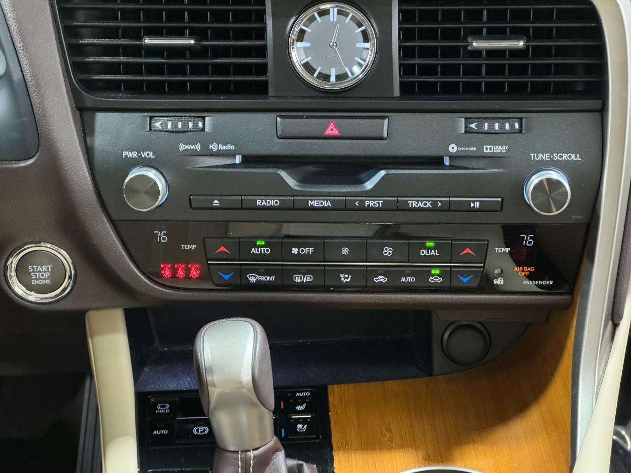 Lexus RX Vehicle Full-screen Gallery Image 15