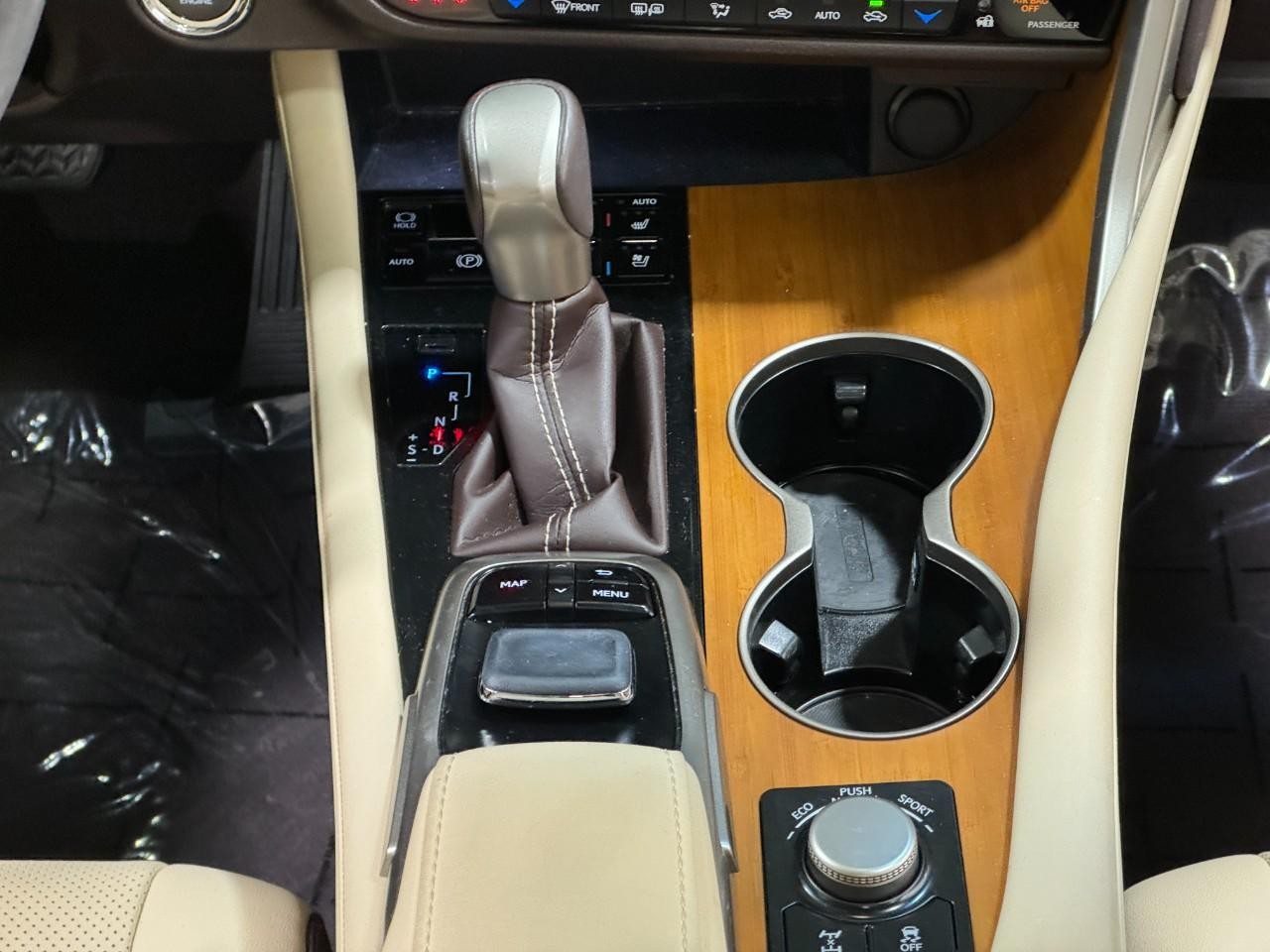 Lexus RX Vehicle Full-screen Gallery Image 16