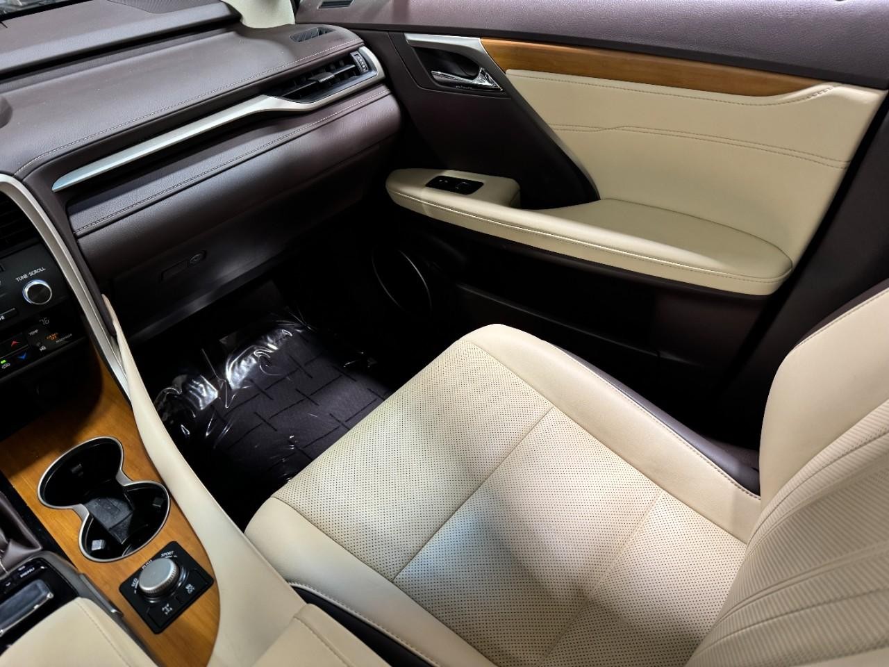 Lexus RX Vehicle Full-screen Gallery Image 17