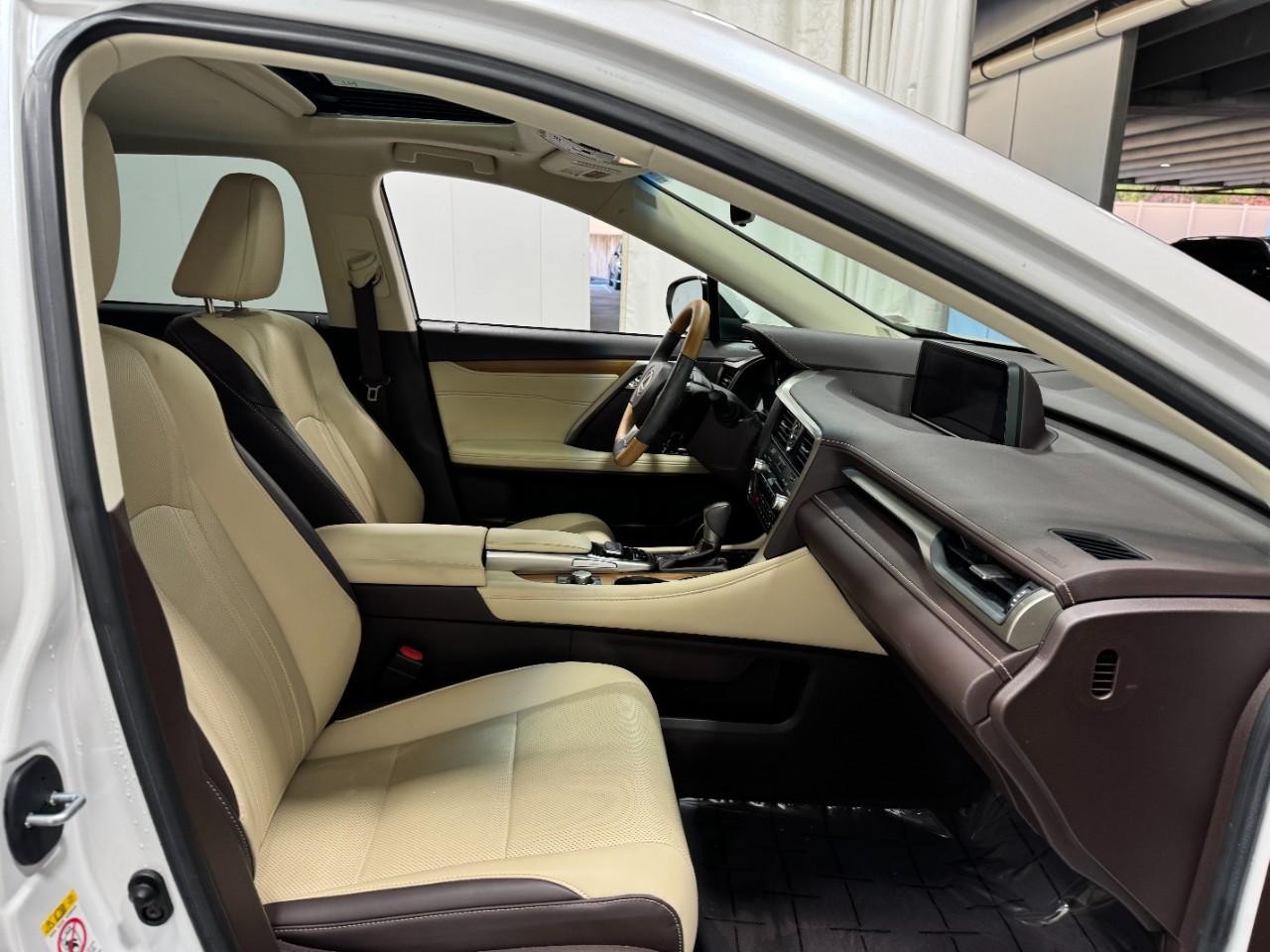 Lexus RX Vehicle Full-screen Gallery Image 18