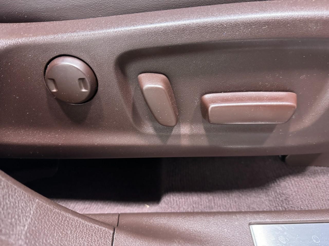 Lexus RX Vehicle Full-screen Gallery Image 20