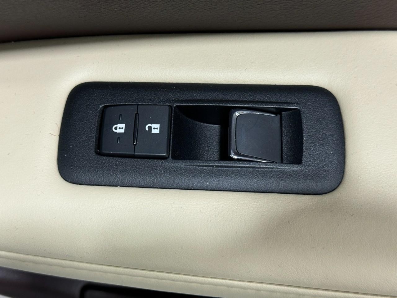 Lexus RX Vehicle Full-screen Gallery Image 21