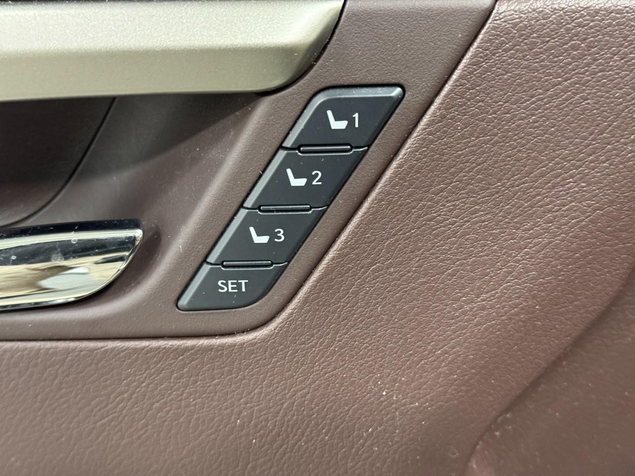 Lexus RX Vehicle Full-screen Gallery Image 22