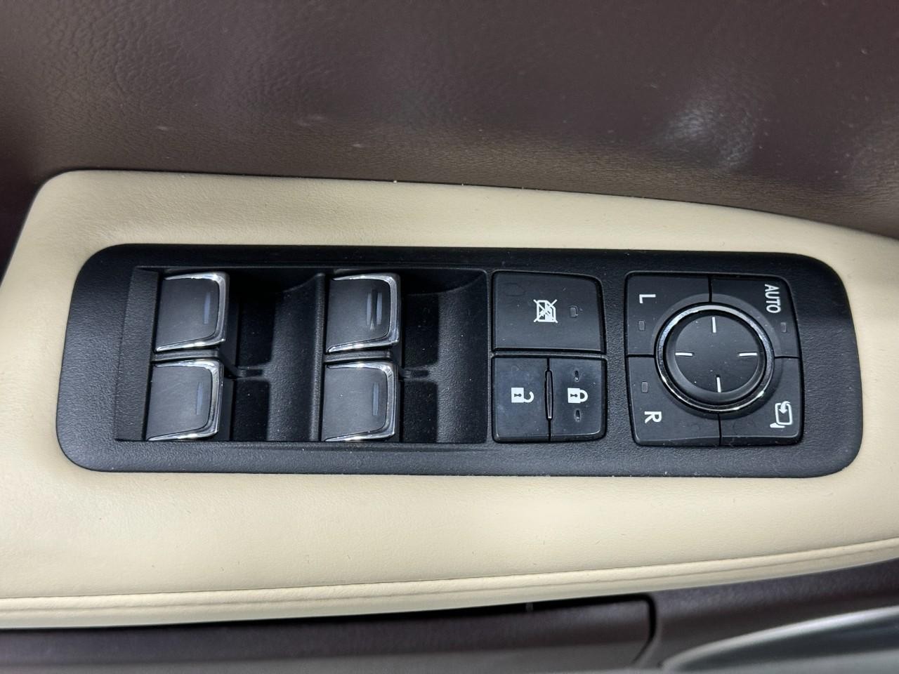 Lexus RX Vehicle Full-screen Gallery Image 23