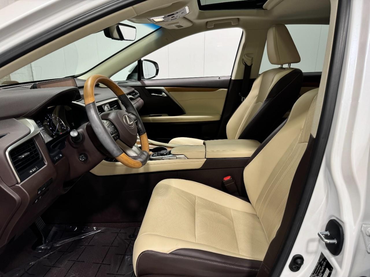 Lexus RX Vehicle Full-screen Gallery Image 24