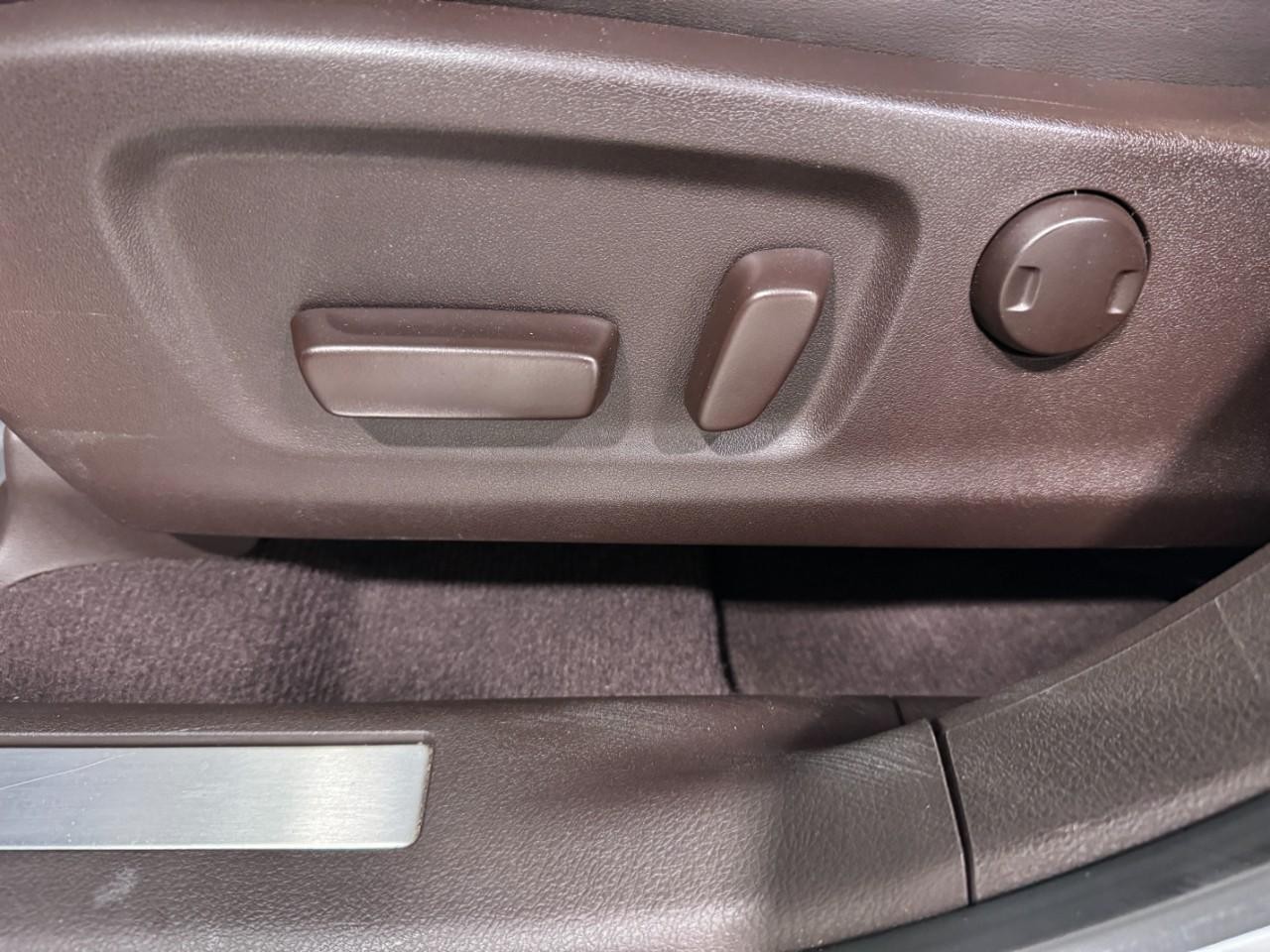 Lexus RX Vehicle Full-screen Gallery Image 26