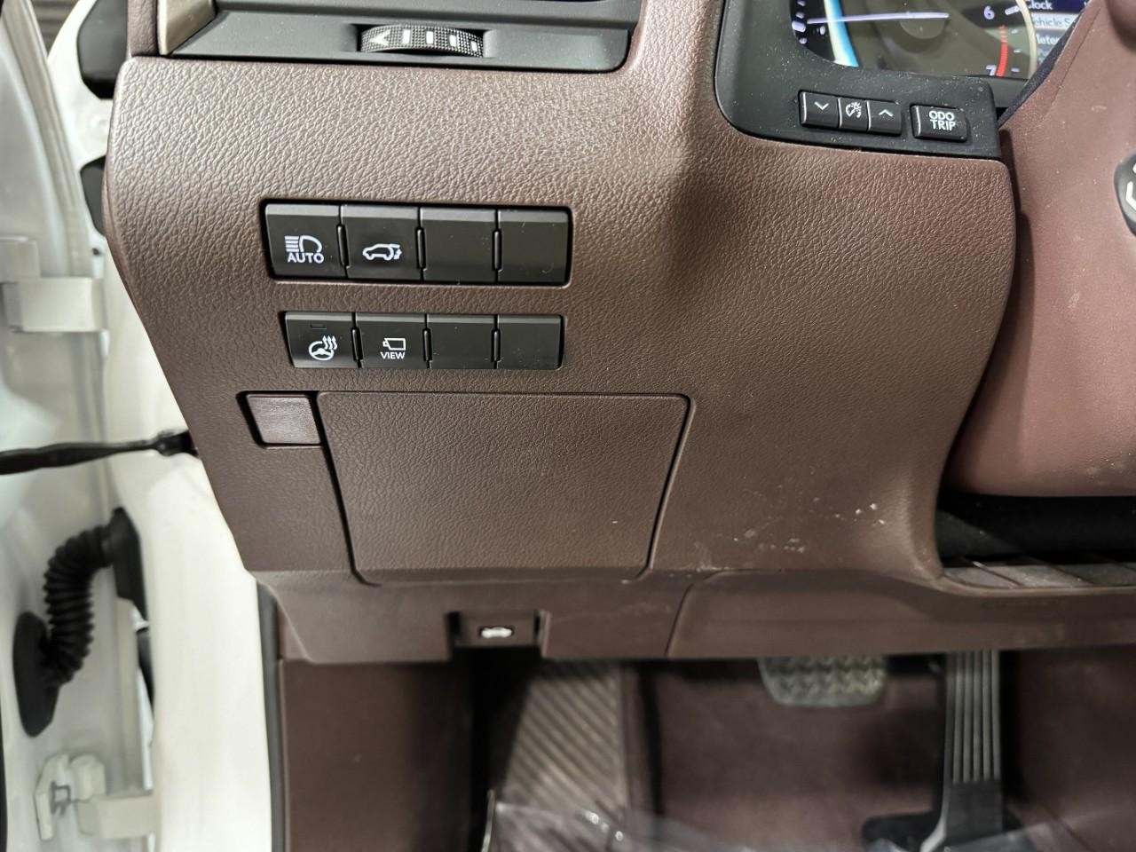 Lexus RX Vehicle Full-screen Gallery Image 27