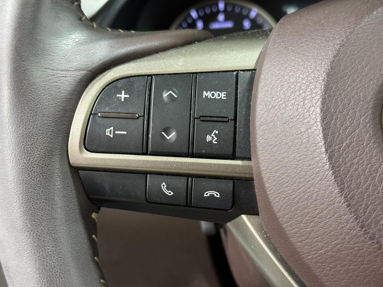 Lexus RX Vehicle Full-screen Gallery Image 28