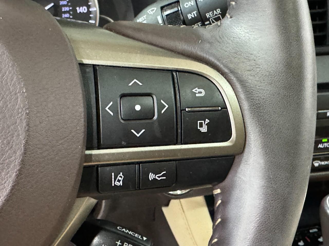 Lexus RX Vehicle Full-screen Gallery Image 29