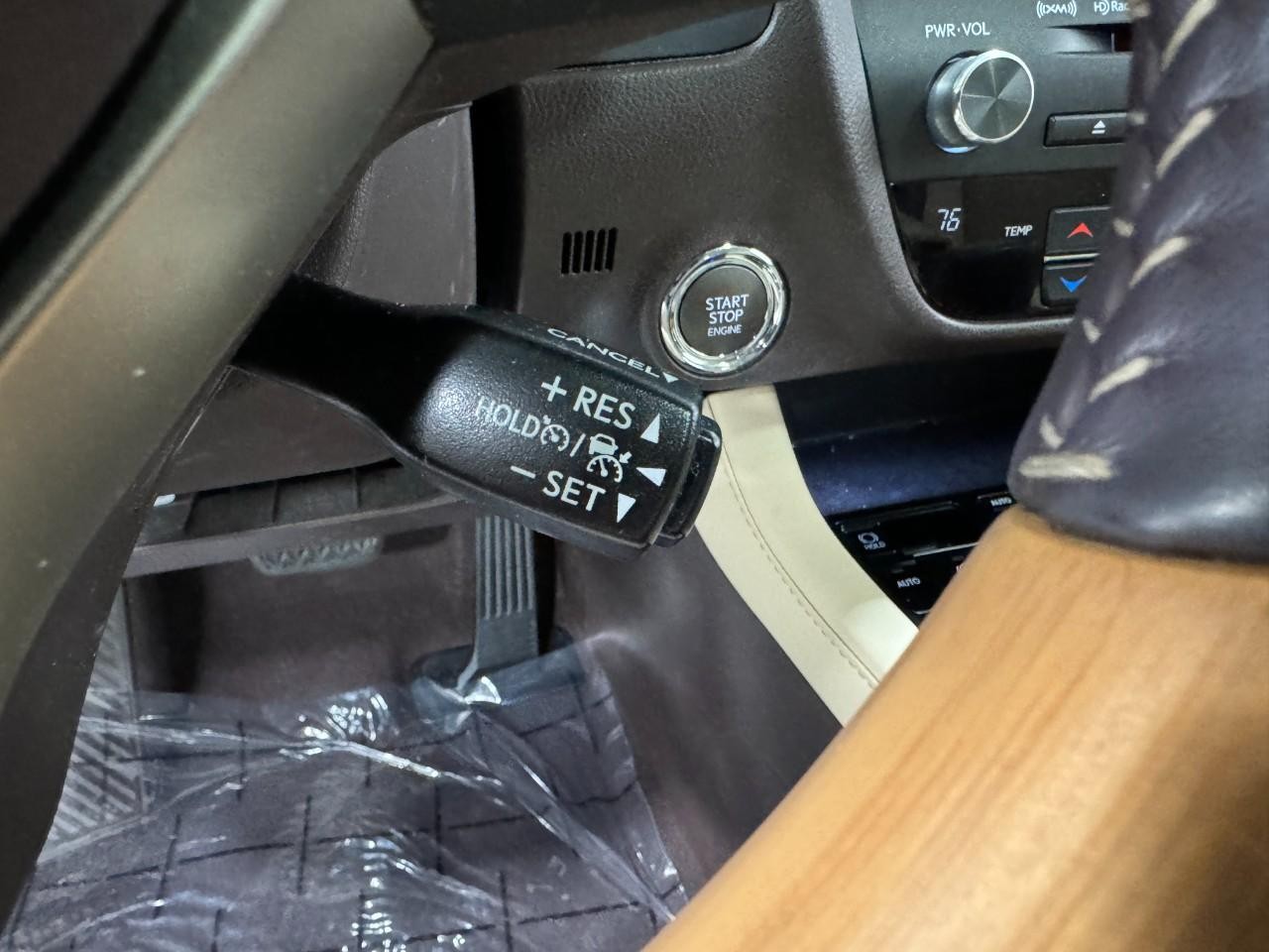 Lexus RX Vehicle Full-screen Gallery Image 30