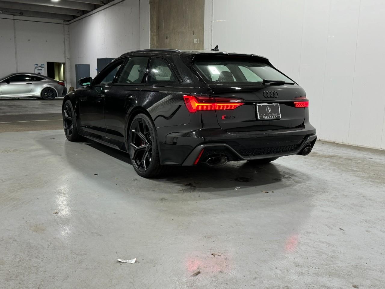 Audi RS 6 Avant Vehicle Full-screen Gallery Image 3