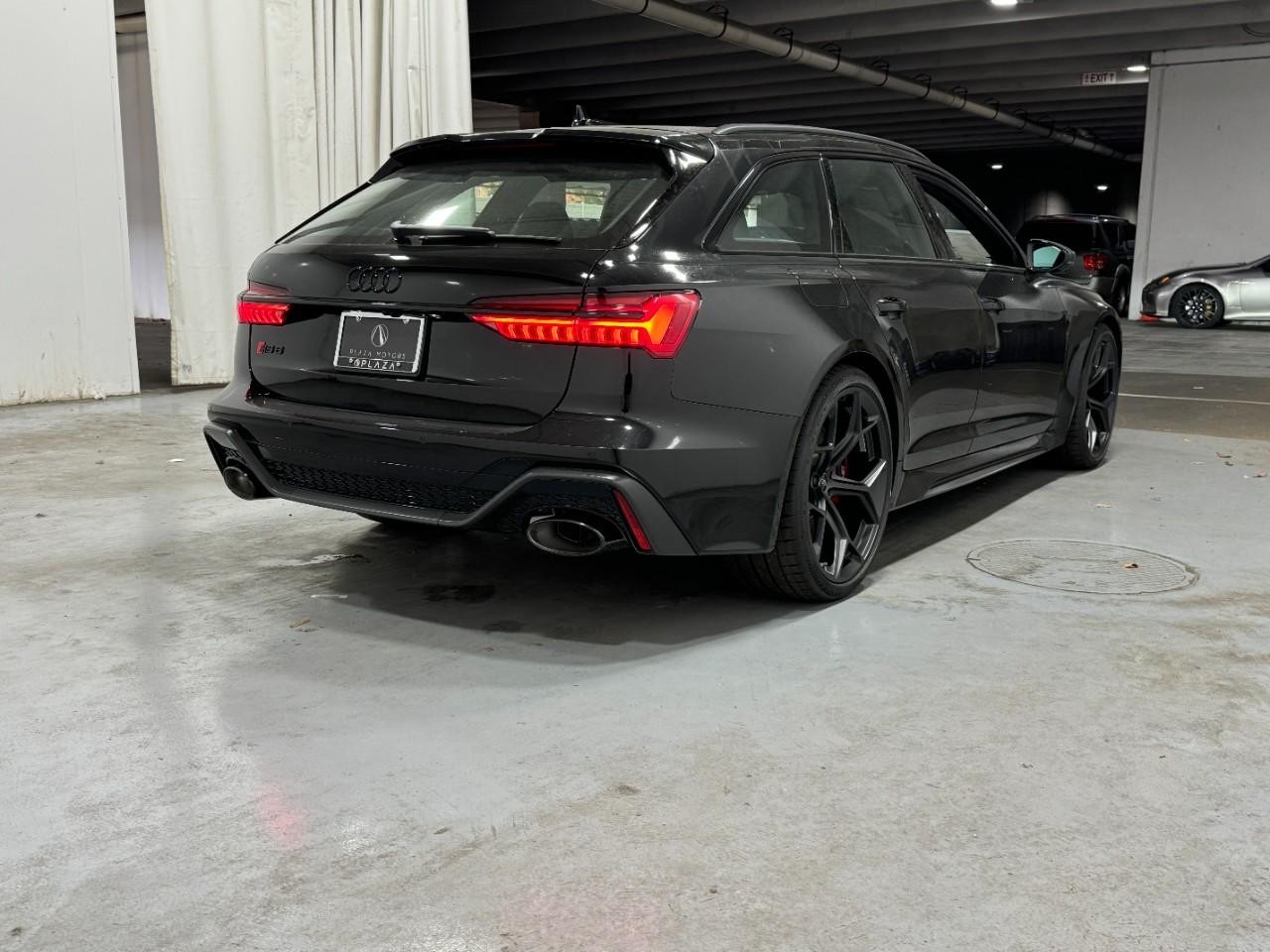 Audi RS 6 Avant Vehicle Full-screen Gallery Image 4