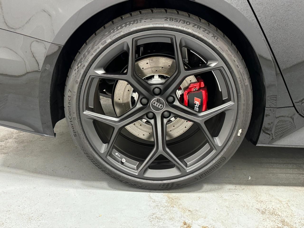 Audi RS 6 Avant Vehicle Full-screen Gallery Image 5