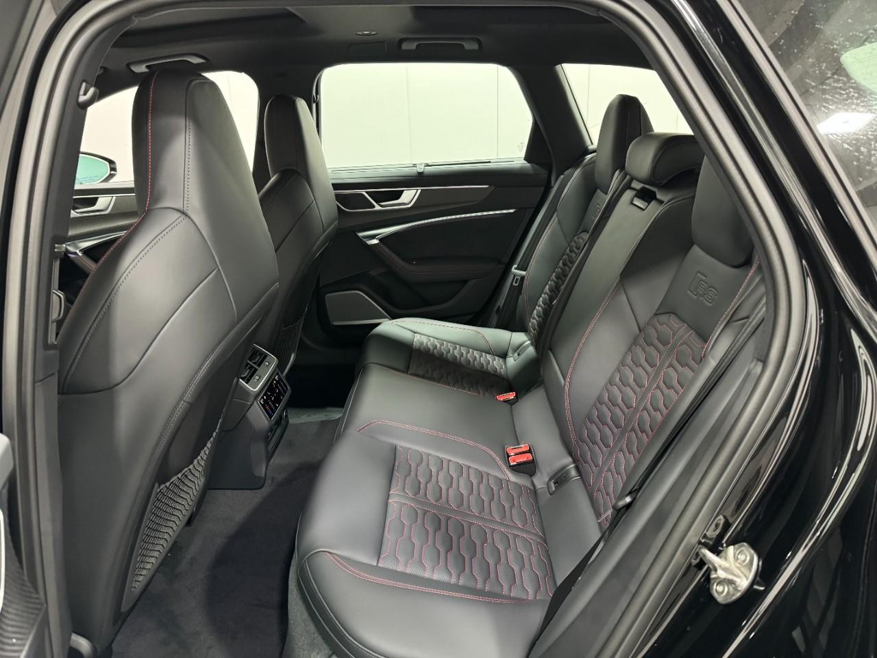 Audi RS 6 Avant Vehicle Full-screen Gallery Image 8