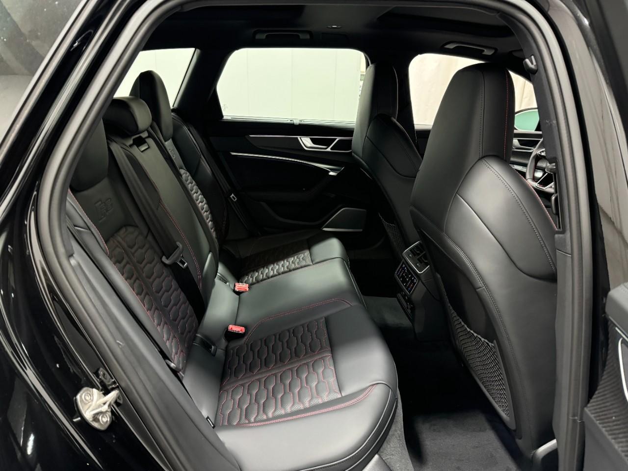 Audi RS 6 Avant Vehicle Full-screen Gallery Image 10