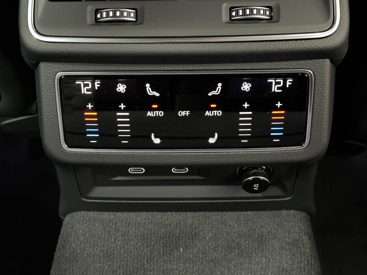 Audi RS 6 Avant Vehicle Full-screen Gallery Image 11